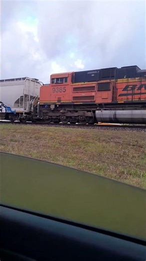 BNSF EB Switching Con EMD SD70ACe Feliz Navidad el especial de Navidad