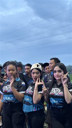 3 CEO yang lagi menyamar menjadi dancer iki🤣 @Desiiafrikaaa_ @andin_ds @Ayu Aprilia #medalispectacuralcarnival #dancerkarnaval #dancercantik #desiafrika #fyp