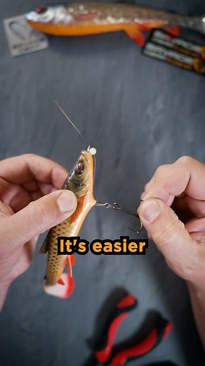 Savage Gear on Instagram: "Let’s Build the LINE THRU SYSTEM from Scratch 💡 it’s easier than you think! 🪝Hooks N' Hacks Ep. 6 ⬇️⬇️⬇️⬇️ We are using the 17.5 cm #3DWhitefishShad 🔥 Here’s what you’ll need: 🟠 A corkscrew, 🟠stainless steel leader, 🟠wire crimps, 🟠 stinger spikes, 🟠a treble hook, and of course ✂️ pliers and crimping pliers. 1️⃣ First, cut about 20 cm of leader. Slide on a small protective bead and the corkscrew. 2️⃣ Next, add a wire crimp, make a small loop, feed it back throug