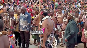 His Majesty King Mswati III has arrived at the arena, the Reed Dance main day is officially underway at Ludzidzini. His Majesty arrived alongside his guests which include former South African President Jacob Zuma, Princess Sibahle's husband, Yassin Monteiro Nunes among others. | Times of Eswatini