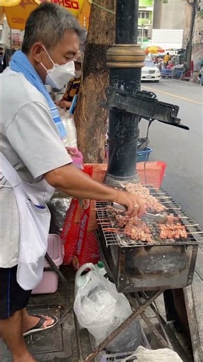 아침부터 줄서는 꼬치구이 무삥(Moo Ping, หมูปิ้ง) Thai Grilled Pork Skewers Moo Ping in Bangkok
