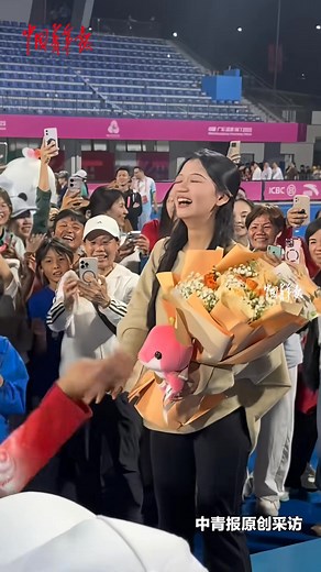 💍❤️Good things come in pairs! Team Guangdong took silver in the men's hockey final at China's 15th #NationalGames, and after the match, two players romantically proposed to their partners on the spot. | China News 中国新闻网