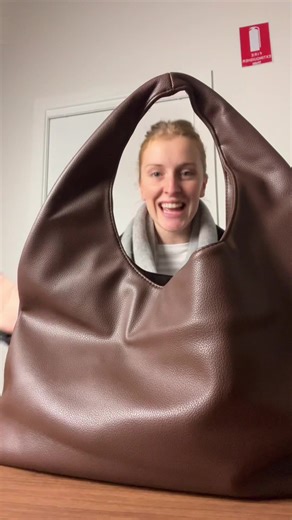 The perfect work bag @LOUENHIDE (even if you work at an alcohol company) #tempus #whatsinmybag #brat