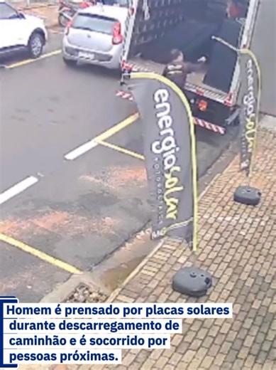 O que era apenas mais um descarregamento quase virou acidente. Enquanto retirava placas solares do caminhão, um homem acabou preso após a carga se deslocar. Pessoas próximas perceberam o perigo e correram para ajudá-lo, evitando algo mais sério.