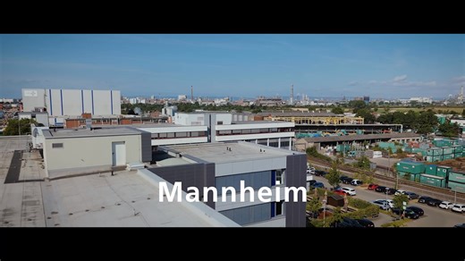 🚀 Vier Standorte. Ein Ziel: Schmierstofflösungen, die die Welt bewegen. Von Mannheim über Kaiserslautern bis nach Kiel und Wedel – hinter jedem unserer Werke steckt mehr als nur eine Produktionsstätte. Was macht sie so besonders? Bald lüften wir das Geheimnis. In den kommenden Wochen stellen wir unsere Werke vor – mit spannenden Insights zu Produktionskapazitäten, Technologien, Prozessen und vielem mehr. 👉 Bleib dran – und verpasse nicht, was unsere Standorte einzigartig macht. #FUCHSLUBRICANT