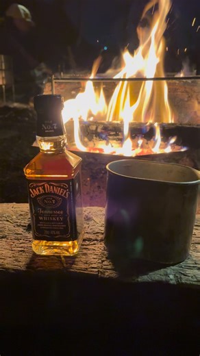 きりと on Instagram: "🌲🌲⛺️🌲🌲 『夜がくる』 おいおい。。。この曲は。 サントリーオールド🥃のCMのテーマ曲だろ⁉️🤨🤨🤨 なんで、ジャックダニエルなんだよ⁉️🤨 ...ま、まあ、そうなんだけどさ😅 キャンプ⛺️に大瓶を抱えて来たくないんだよ😅 この『夜がくる』という曲は、昭和の名作曲家、小林亜星氏によるもの。 ちなみに。日立のCM曲、 『この木なんの木』🌳も氏によるものだ。 （調べたら科学忍者隊ガッチャマンもそうみたい。） 日曜日の夕方の番組。 『笑点』のスポンサーがサントリーでこの曲を良く聴いていたような。。。 この、『夜がくる』という曲を子供の頃から聴いているせいなのか？ 私にとってウィスキーは陽が沈まないと飲んではいけないお酒🥃 ハイボールでさえ、明るいうちは気が引ける。 ...さて。やっと暗くなった。 街から離れたキャンプ地。 サントリーオールドのCMに起用されてた、大原麗子や田中裕子みたいな美人はもちろんいません。 星の綺麗な冬キャンプの夜🌙 いるのは昭和生まれの汚いおっさんだけ。 チンチン🎶...じゃねえ😝 乾杯🍻 #