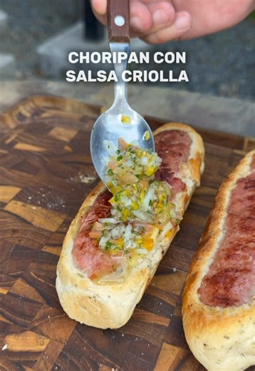 Te traemos una receta irresistible de Choripán con salsa criolla 🤤🔥 Una combinación perfecta de chorizo jugoso, pan crujiente y una salsa llena de sabor. 👨‍🍳 cuéntame, ¿que le agregarías tú a esta salsita criolla? 🛒 Consigue estos ingredientes en @micomisariatoec y ponle nivel a tus parrilladas de la mano de @ferrisariato 🔪Asador: @jmgv90 #ParrillaFest #Choripán #SalsaCriolla #RecetasParrilleras #MiComisariato