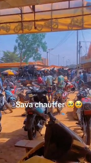 C'est à Ouaga et Bobo qu'on peut voir toutes sortes de lakrou et de flicaillons s’ériger en commandos et pères fouettards. Or leurs enturbannés d’amis personnels en boubou-sandales les attendent en brousse mais c'est im-bouge ko c'est une guerre asymétrique, ko il nous faut de vraies armes, des blindés et des avions de chasse, MDR 😂 Pourtant ce n'est qu’à de "simples" ados et des gamins efflanqués hauts comme 3 pommes, évoluant à moto et sans gilets pare b*lles, qu'ils ont affaire mais...ils pr