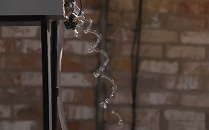 不可思议！水流通过特殊装置后能够被弯曲，看完网友直呼太神奇