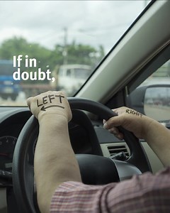 However you remember your left and right, remember to always keep left on roads signed 90km/h and above. 👈🏽 Just like on escalators and footpaths, left is best, so move over when it's safe to do so. 🛣 View the full road rule here: http://bit.ly/2vcqiJf | StreetSmarts
