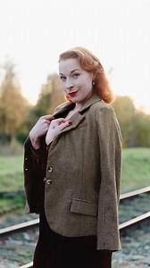 From day to night, we’ve got your wardrobe sorted 🌞🌙 Which outfit is your favourite? ❤️ https://top.vi/oJ3o Day look 👇 Marly Blouse 🔍53739 Loreen Checkered Pencil Skirt 🔍54676 Taylor Cropped Coat 🔍 47820 50s Calliope Silky Scarf 🔍42634 Birdy Beret Hat 🔍54097 Night look 👇 Melina Velvet Jumpsuit 🔍 55240 Melina Wool Check Blazer🔍54477 Stunning model: @missgingertulips Shoot location: @miljoenenlijn #topvintage #fromdaytonight #outfitinspo | Topvintage Boutique