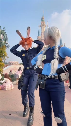 朱迪：这对吗？ 在迪士尼初雪了一下 尼克@来碗小宁舟#cosplay #cosplaysky #anime #zootopia2