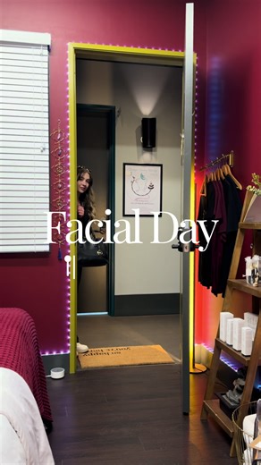 It’s facial day! Here’s a look into what to expect when you book our New Client Facial! 😊🙌🏼 👉🏼 This facial begins with an in-depth consultation analyzing your skin. We put together an effective at-home skincare routine, as well as walk through the facials we recommend for you with information of the products used on your skin. following this, is a relaxing 1 hour facial including a deep double cleanse, exfoliation with a gentle peptide micro scrub & warm steam, a mask with your choice of a 