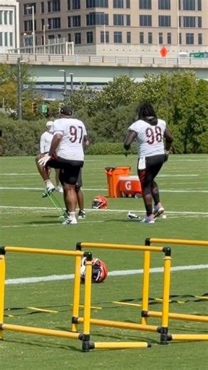 Dexter Lawrence II, TJ Slaton in Bengals stretch Wednesday on a scorching day outside Paycor ￼