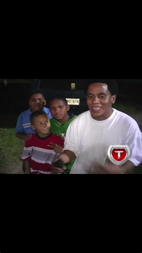🎶🎄 The Top Rap Video family receives Christmas greetings from Tego Calderón and his crew.