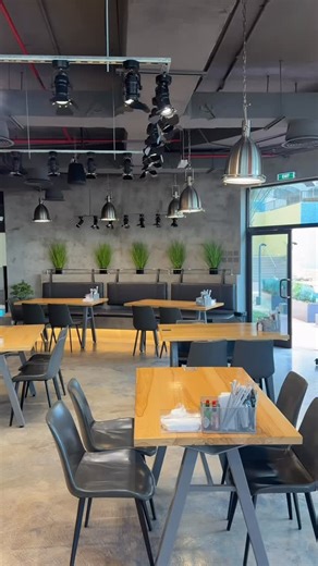 🇦🇪 FOOD, HOTSPOTS & TRAVEL on Instagram: "4.9⭐ on Google with 2K+ reviews - the ratings don’t lie! @meat3b Awarded Best Burger Bar in Abu Dhabi, easy to see why. Lip smacking burgers, briskets and more. Personal favs: short ribs, Hot B burger & the Bloomin’ Onion 🤌🏽 One spot every meat lover will go back to again and again. Service and food is top notch 🙌🏽"