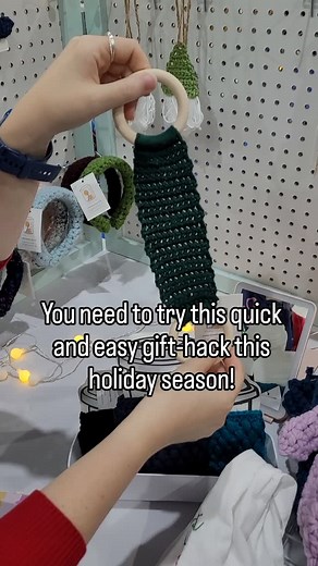 🚨Gift Hack Alert! Need a quick and easy gift idea? Think hostess gifts, house-warming gifts, office parties, white elephant gifts... even teacher Christmas gifts... the possibilities are endless! Grab one of our towel holders from our Etsy shop and pair it with a festive dish towel or a funny tea towel! And just like that, you're done! Couldn't be quicker or easier! ✨️ Bonus if you bring a bottle of sparkling grape juice or wine to go along with it 😉 Comment below if you'll try this idea for g