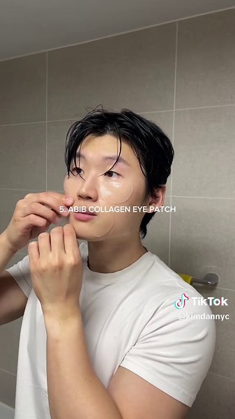 Follow these 7 simple skincare routine for clear skin✨ 1. Washing hands - Wash your hands as thoroughly as possible. Make sure to scrub off your finger tips and palm. 2. Cleansing foam - I deep cleanse my face with a facial cleanser twice. First to remove any dirt and bacteria and the second to gently rub off any remainder. 3. Clean towel - Using a clean towel is crucial after you wash your face. Wet towels can have bacteria, molds and viruses. 4. Toner - Quickly apply a light toner to tone your