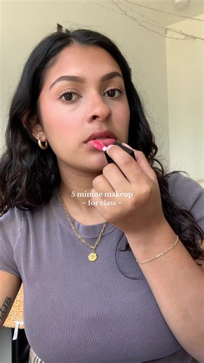 5-Minute School Makeup Routine for College Students