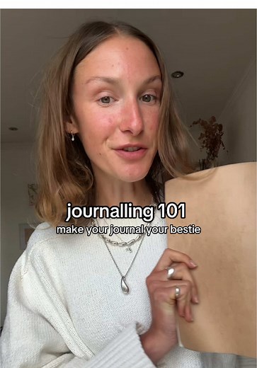 MY TOP TIPS FOR JOURNALLING 👇 1. start each entry with a headline - gets me into the writing straight away otherwise it’s each to procrastinate how to start!! 2. free flow - i will literally just write what my thoughts are telling me, to the point where i will say ‘oh sorry i just remembered something let me tell you about…’ (interrupt yourself to keep with the flow) 3. there’s literally no rules !!! write whatever 4. i love to start with ‘signs i’ve spotted today’ or things im grateful for - t
