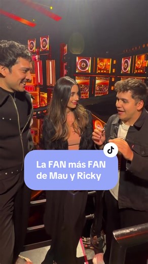 Fan más fan de Mau y Ricky recibe sorpresa en Backstage
