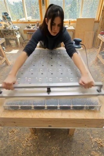 Turning 50 iPhones17 pro Into a Crystal Clear Resin Table