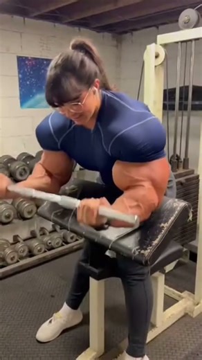 “She’s Breaking Limits — Girl Bodybuilding Transformation 💪🔥” #aishorts #bodybuilding #bravecaptain