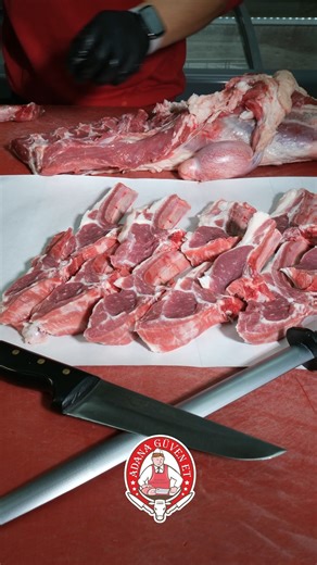 Güven Et on Instagram: "Bir işe sadece elinizi değil, kalbinizi de koyduğunuzda sonuç mükemmel olur. 🥩✨ Videoda duyduğunuz gibi, biz işimizi severek yapıyoruz. Her bıçak darbesinde, tezgaha koyduğumuz her parçada yılların verdiği ustalık ve bu mesleğe duyduğumuz saygı var. "Güven" Et, sadece bir marka adı değil; sofranıza sunduğumuz kalitenin arkasındaki bu tutkunun teminatıdır.🔪🔥 📞 0 534 953 15 86 📍 Mahfesigmaz mah. 79144 sk. No: 4/C zemin kat, Adana #güvenet #kasapustası #etbizimişimiz #l