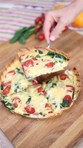 Gratin de tortilla au thon et aux épinards 🧀 Une recette simple, gourmande et rapide à préparer — tout dans un seul plat 💚 Ingrédients : 🌮 1 grande tortilla 🥚 4 œufs 🌿 une poignée d’épinards 🧀 ½ tasse de feta émiettée 🐟 ½ boîte de thon 🍅 tomates cerises — selon votre goût 🧂 sel et poivre — à votre goût 🧀 fromage râpé — à mettre dessus Préparation : 1️⃣ Tapissez un moule rond avec la tortilla — elle servira de base. 2️⃣ Cassez les œufs directement dans le plat, ajoutez les épinards, la 