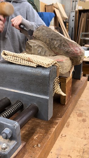 🤎卒業制作💛 1年かけて制作した作品です🐍 2月23日から国立新美術館にて開催される五美大展で展示いたします。 蛇ちゃん達に会いに足を運んでいただけると嬉しいです！ #五美大展 #卒業制作 #美術 #木彫 #木工 #蛇 #ボールパイソン #art #woodwork #snake #ballpython