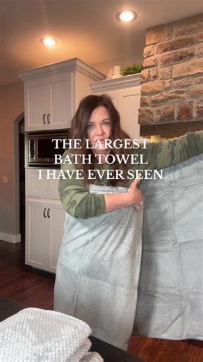 These are the biggest bath towels that I have ever seen. These towels wrapped all the way around you and are so soft. #towels #bathtowels #largetowels
