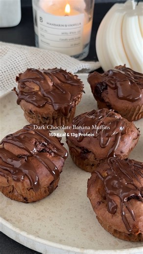 GERID RUX🦋 on Instagram: "Dark Chocolate Banana Muffins | 150 Kcal & 13g Protein pro Muffin uuund low sugar!🥰 Du brauchst: •1 Banane •100g Magerquark •2 Eier •60g (Schoko) Proteinpulver (ich nehme immer das Impact Vegan Protein von @myproteinde - alle Rezepte damit werden einfach nur 12/10!! Code Gerid für den maximalen Rabatt!) •ca 40g Dinkelmehl •Schuss Wasser/Milch •ca 40g dunkle (zuckerfreie) Schokolade 👉🏼 Alle Zutaten wie im Video vermengen, Hälfte der Schoko