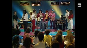 4.2K views · 42 reactions | Protagonista della rubrica "l'incontro della settimana" all'interno del programma "Hit Parade" dedicato alla classifica degli album più venduti Pino Daniele dall'alto della prima posizione presenta due brani tratti dall'album "Bella 'mbriana": "Mo basta" e "Tutta n'ata storia" | Avant Garde Music | Facebook