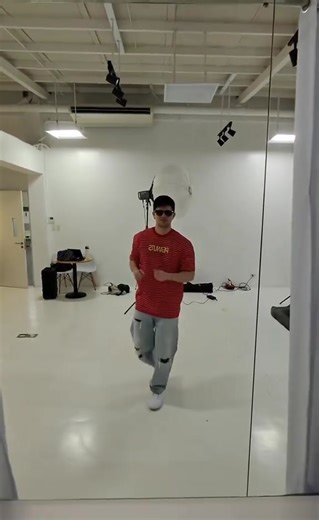 He is here! The King of the Dance Floor, #RayverCruz! 😎👑 Catch him on #StarsOnTheFloor 2026, Sundays, 7:15 PM on GMA! 🌟 📹: Rayver Cruz / TikTok | GMA Network