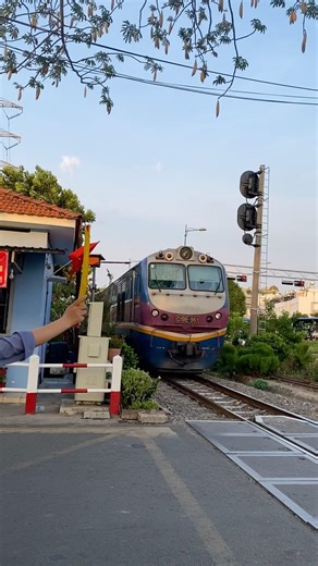Đầu máy mã số mấy chạy qua ga bình triệu chiều tối 11/3/2026 vậy anh em #train #shorts