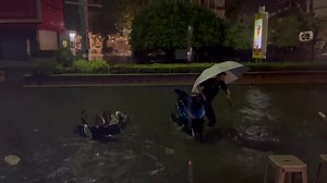 2.5K views · 47 reactions | The heavy downpour left downtown Hua Hin inundated. That was some storm. Did anyone else get caught out in it? | Hua Hin Today | Facebook