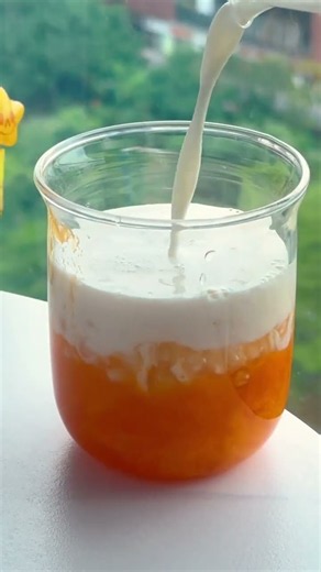 ☁️🌕「秋月雲酪」中秋限定雲朵感抹茶乳酪奶蓋 [黃色心形R]配料：🍅柿子/馬蹄爆爆珠/牛奶/抹茶奶蓋（抹茶粉➕淡奶油）/矢車菊/棉花糖