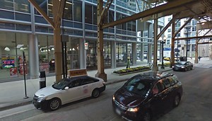 Armed robber holds up West Loop convenience store