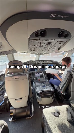 Inside the Boeing 787 Dreamliner Cockpit 👨‍✈️✈️