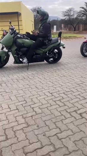#m109r hotspot there are many ways to rev a bike 🤣 🤣