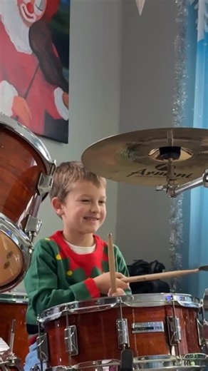 Марьяна Таблер on Instagram: "Мини влог с первого концерта Мирона на барабанах! 🥁✨ Всего три месяца назад он начал заниматься, и вот уже — выступление на Рождественском концерте! У нас дома не было барабанной установки, и Мирон не мог как следует подготовиться, возможно поэтому немного сбился. Да и волнение взяло своё. Но главное — мы все получили огромное удовольствие от концерта! Мирон был такой счастливый и гордый. Мы сполна насладились этим днём ❤️ #первыйконцерт #барабаны #юныймузыкант #dr