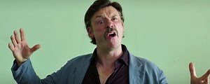 Fernsehstar auf Killerjagd: Skurriler Trailer zur Netflix-Krimikomödie "Mindhorn" mit Julian Barratt