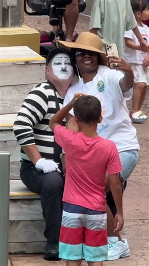 His face did the talking 😂 Tom the Mime Seaworld #comedy #funny #seaworldmime #tomthemime