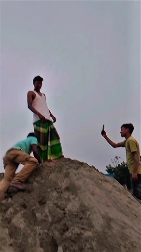 পিক উঠানোর সময় যখন-সয়তানে বন্ধুকে নারে 😆😆 #funny #comedy #viral