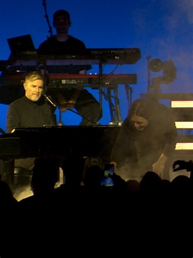 @Mark Owen describing @Gary Barlow better than #Wikipedia ever could. 😏📖 #TakeThat #liveperformance #musicislife #fanmoment