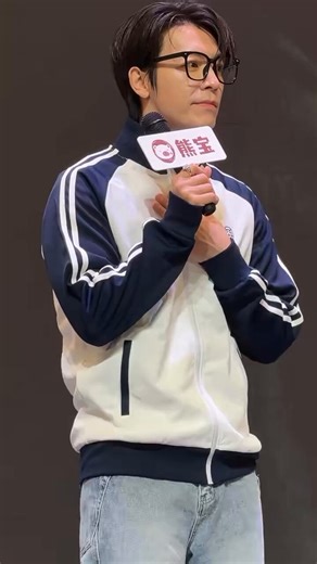 Donghae’s “lecture”: “Don’t dye your hair! Don’t look down at your phone!” 🔥~~~Yes, sir 😆#DONGHAE #동해🐯: Everyone, you spend even more time on makeup than I do. While I’m getting ready, I also think about how much effort you all put into dressing up beautifully to come see me. I feel really thankful and happy. (Praising that the translation into Chinese is good.)And earlier I said there was something I wanted to mention, right?“I think from now on, everyone should stop dyeing your hair‼️”I’m w
