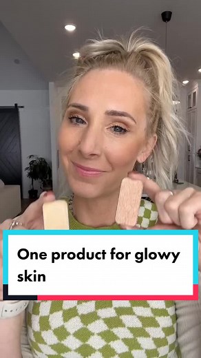 5 Ways to Use your Illuminator✨⭐️ what is an illuminator? An illuminator gives a slight glow to the skin, making it look more youthful and radiant. My favorite illuminator from seint are cream because it gives a nice soft glow, but our powder illuminator takes your look up a notch. Illuminators used: @seintofficial honey cream illuminator and goldie powder illuminator See my favorite illuminators below👇🏼 *seint $16 * @charlottetilbury beauty light wand $40 *@loreal paris lumi glotion natural g