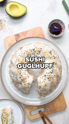 Die japanische Küche zeichnet sich weltweit durch die Kunst des Sushi aus, auf der anderen Seite haben wir Österreich, das für den klassischen Gugelhupf bekannt ist. 🍣🍞 #EinfachTasty #EinfachTastyRezept #sushi #guglhupf #fusionkitchen #österreichisch | Einfach Tasty