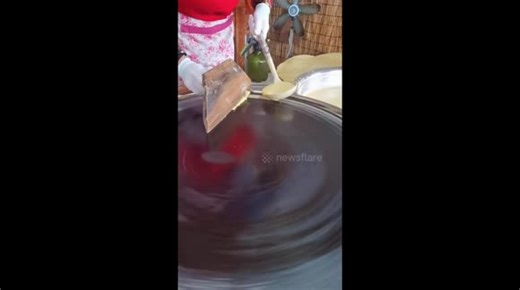 Chinese woman showcases traditional Shandong pancake-making process