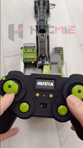 Huina 1593 RC Alloy Excavator 1/14 - Unboxing and Battery Installation - Remote Control Toy Fun!